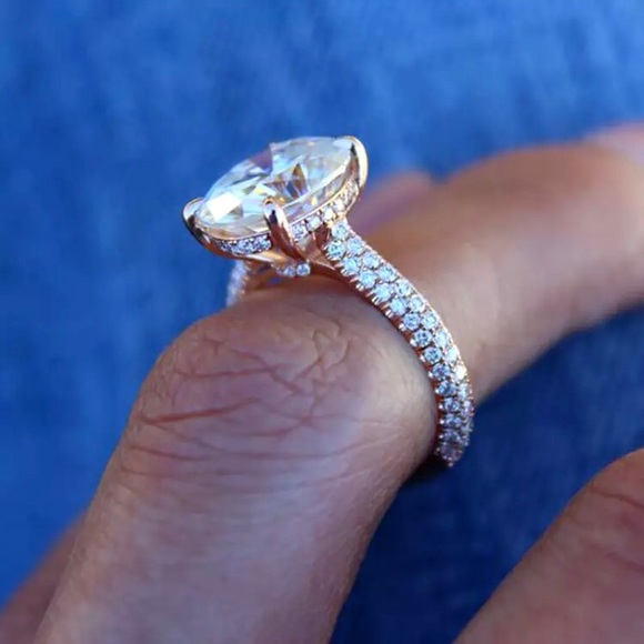 Beautiful Classic Oval Cut Silver Diamond Ring - Picture 5 of 7